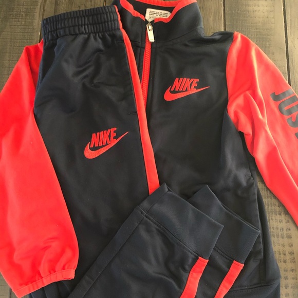 Nike boys 2 piece outfit. Size 7! Like new